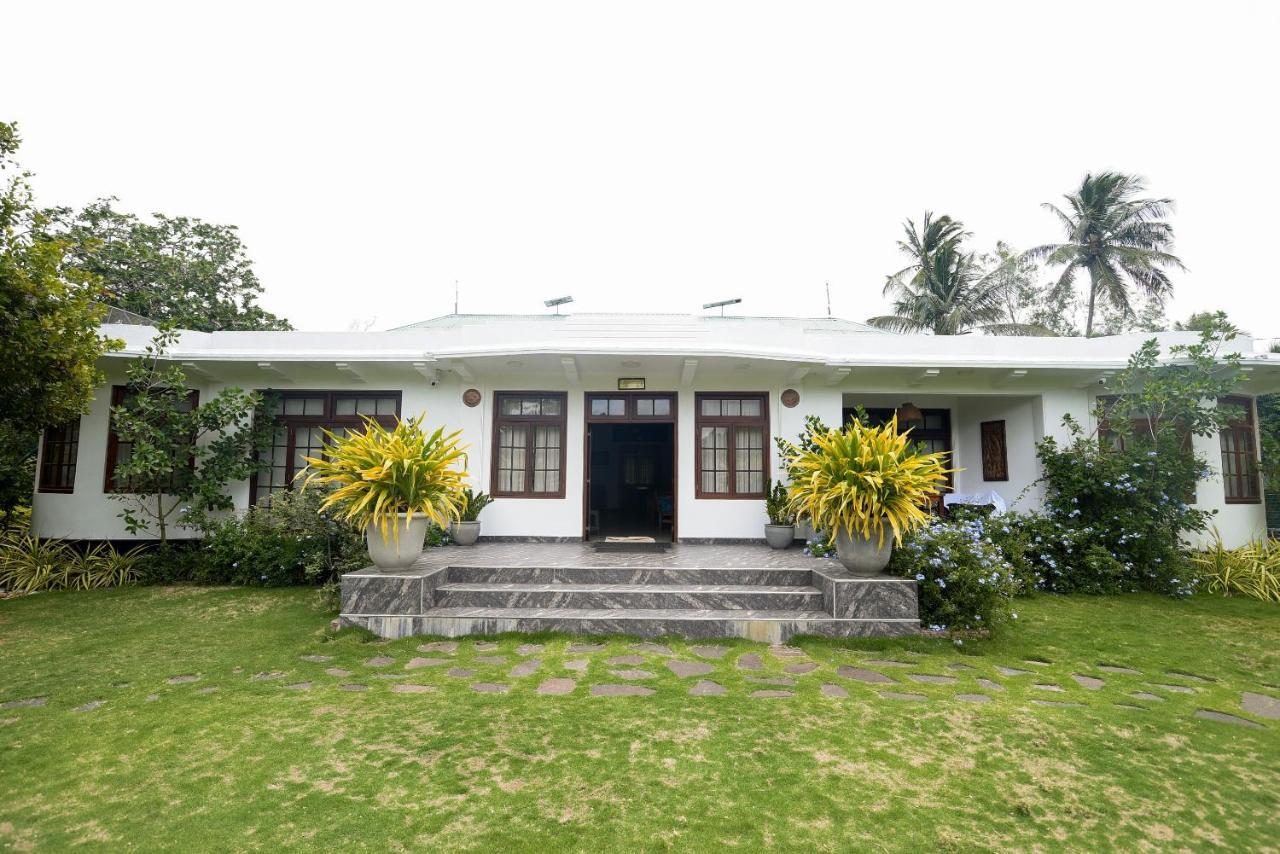 Man Mountain Villa Matale Exterior foto
